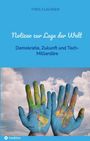 „Notizen zur Lage der Welt: Demokratie, Zukunft und Tech-Milliardäre“. Zwei Hände mit Weltkarte vor blauem Himmel.