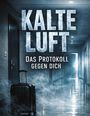„KALTE LUFT: DAS PROTOKOLL GEGEN DICH“. Ein Koffer steht in einem nebligen, düsteren Flur.