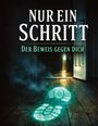 "NUR EIN SCHRITT. Der Beweis gegen Dich." Eine offene Tür wirft Licht auf leuchtende Fußabdrücke auf dem Boden.