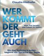 Text: "WER KOMMT DER GEHT AUCH", "Vom Tod lernen, das Leben zu lieben", "Wo das Sichtbare endet, beginnt die Sprache der Seele". Beigefarbener Stoff als Hintergrund.