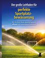 „Der große Leitfaden für perfekte Sportplatzbewässerung“. Grünfläche mit Sprinkler und Sonnenuntergang, im Hintergrund ein Tor.