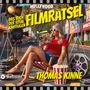 „Das Buch der total kniffligen Filmrätsel“ und „THOMAS KINNE“ in gelber Schrift. Frau liest auf einem Filmset.
