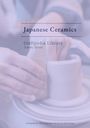 "Japanese Ceramics", "Craftpedia Library", "Survey Series". Hände töpfern mit Ton auf einer Drehscheibe.