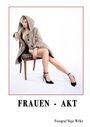 "FRAUEN - AKT, Fotograf Hajo Wilke". Frau im Mantel auf Stuhl, schwarze Schuhe. Minimalistischer Hintergrund.