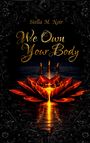 Oben steht „Stella M. Noir“. In der Mitte: „We Own Your Body“. Eine leuchtende, rot-goldene Lotusblume auf dunklem Wasser. Klassische florale Verzierung.