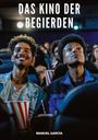 "Das Kino der Begierden" und "MANUEL GARCÍA". Zwei fröhliche Männer sitzen in einem Kino mit Popcorn und Getränken.