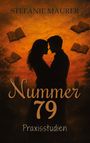 „STEFANIE MAURER, Nummer 79, Praxisstudien“. Eine Silhouette eines Paars vor einem orangefarbenen Hintergrund.