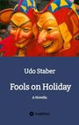 „Udo Staber, Fools on Holiday, A Novella“ steht auf blauem Hintergrund. Zwei bunte Narrenmasken lächeln darüber.