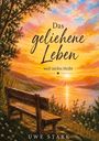 „Das geliehene Leben, weil nichts bleibt. UWE STARK“. Eine Bank vor einem malerischen Sonnenuntergang über einem See.