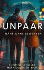 "UNPAAR: NÄHE OHNE BEGEHREN" von Christine Schuller und Mark-Oliver Dittrich. Zwei Personen unter Regenschirm nachts.