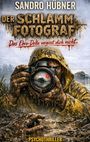 Texte: Sandro Hübner, Der Schlamm Fotograf, Das Ebro-Delta vergisst dich nicht, Psychothriller.  
Illustration: Eine Figur im Schlamm mit Kamera.