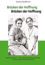 Zwei Krankenschwestern in Uniform sitzen nebeneinander und lächeln. Text: "Brücken der Hoffnung."
