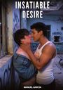 Oben steht "INSATIABLE DESIRE", unten "MANUEL GARCÍA". Zwei Männer stehen eng beieinander in einem verlassenen Raum mit Graffiti.