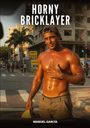 Der Text „HORNY BRICKLAYER“ steht oben und „MANUEL GARCÍA“ unten. Ein muskulöser Arbeiter ist in einer sonnigen Stadt.