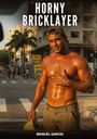 "OHNY BRICKLAYER" und "MANUEL GARCÍA" in Weiß. Ein schwitzender Bauarbeiter, Oberkörper frei, in städtischer Umgebung.