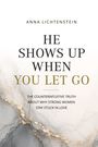 "HE SHOWS UP WHEN YOU LET GO" von Anna Lichtenstein. Untertitel: Warum starke Frauen in der Liebe feststecken. Marmorhintergrund.