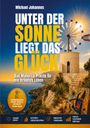 „Unter der Sonne liegt das Glück“. Das Mallorca-Prinzip für ein erfülltes Leben. Alte Windmühle vor Küstenlandschaft.