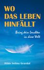 „WO DAS LEBEN HINFÄLLT. Bring dein Leuchten in diese Welt. Hilde Selina Gravdal“. Eine weiße Feder schwebt.