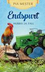 „Endspurt: Hubbis 24. Fall“ und „Pia Mester“. Ein Hahn, grüner Traktor, Taschenlampe und blaue Kappe auf Holzplanken.