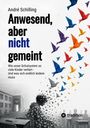 André Schilling: Anwesend, aber nicht gemeint. Schulkind in schwarz-weiß, umgeben von bunten Origami-Vögeln links unten.