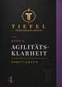 Auf schwarzem Hintergrund steht: "Tiefel, Führungsklarheit, Band 4, Agilitätsklarheit, Arbeitsbuch." Goldenes Logo oben.