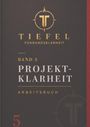 "TIEFEL FÜHRUNGSKLARHEIT BAND 5 PROJEKTKLARHEIT ARBEITSBUCH" in goldener und weißer Schrift auf dunklem Hintergrund.