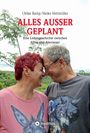 „ALLES AUSSER GEPLANT. Eine Liebesgeschichte zwischen Alltag und Abenteuer.“ Ein Paar lächelt sich im Grünen an.