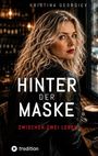 Titel: "HINTER DER MASKE". Untertitel: "ZWISCHEN ZWEI LEBEN". Frau mit blonden Locken in Café, Lederjacke, ernster Blick.