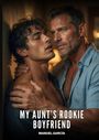 "MY AUNT'S ROOKIE BOYFRIEND" von Manuel García. Zwei Männer in enger Umarmung, voller Emotion.