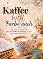 „Kaffee hilft. Farbe auch.“ Ein dekorativer Kaffee, Malbuch und Buntstifte auf einem Tisch mit Blumenarrangement.
