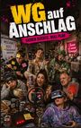 "WG auf Anschlag: Sieben Süchte, null Plan". Eine chaotische Gruppe in einer unordentlichen Wohnung mit vielen Requisiten.