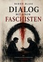 Titel: "Dialog mit einem Faschisten" von Bernd Blase. Zwei Männer sitzen einander gegenüber, mit dunklen, dramatischen Farbtönen.