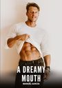"A DREAMY MOUTH - MANUEL GARCÍA" steht unten. Ein Mann in weißem Shirt zeigt definierte Bauchmuskeln, lächelt leicht.