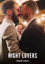 Der Text "NIGHT LOVERS" und "MANUEL GARCÍA". Zwei Männer lächeln sich an, Nase an Nase, in einem festlichen Ambiente.