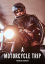 "A MOTORCYCLE TRIP" und "MANUEL GARCÍA". Ein bärtiger Mann mit Sonnenbrille und Helm auf einem Motorrad.