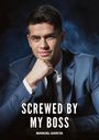 "Screwed by My Boss" und "Manuel García". Ein Mann in Anzug lächelt, den Kopf auf die Hand gestützt, vor dunklem Hintergrund.