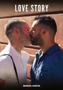 „LOVE STORY“ oben, „MANUEL GARCÍA“ unten. Zwei Männer küssen sich innig vor einer roten Wand.