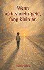 Text: "Wenn nichts mehr geht, fang klein an" - Ralf Hilles.  
Illustration: Ein Kind geht in Richtung Sonnenuntergang.