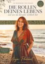 „Die Rollen deines Lebens“: Ein lächelnde Frau am Strand bei Sonnenuntergang, trägt ein farbenfrohes Kleid.