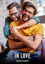 Text: "IN LOVE" und "MANUEL GARCÍA". Zwei lächelnde Männer umarmen sich fröhlich.