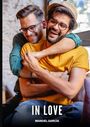 IN LOVE. MANUEL GARCÍA. Zwei lachende Männer, einer umarmt den anderen. Der Vordergrund zeigt Freude und Nähe.