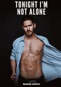 Oben steht "TONIGHT I'M NOT ALONE", unten "MANUEL GARCÍA". Ein Mann mit offenem Hemd zeigt seinen Oberkörper.