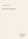 Text: "Thomas Carlyle, Latter-Day Pamphlets, ANTIQUUM NOVUM." Hellbeiger Hintergrund, minimalistisches Design.