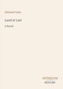 Text: "Edmund Yates, Land at Last, A Novel. ANTIQUUM NOVUM." Beige Hintergrund, minimalistisches Design.