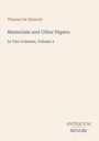 "Thomas De Quincey, Memorials and Other Papers, In Two Volumes, Volume 2." Unten steht: "ANTIQUM NOVUM". Beigefarbener Hintergrund.