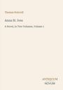 Text "Thomas Holcroft, Anna St. Ives, A Novel, in Two Volumes, Volume 1". Unten "ANTIQUM NOVUM". Schlichte Buchcover-Optik.
