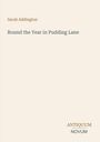 Titel: "Round the Year in Pudding Lane". Autorin: Sarah Addington. Am unteren Rand steht "ANTIQUM NOVUM". Einfache Gestaltung.
