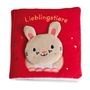 "L Lieblingstiere" in gelber Schrift auf rotem Stoff, Plüschhase mit rosa Ohren und freundlichem Gesicht.