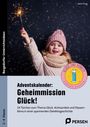 Adventskalender: Geheimmission Glück! Ein Kind mit Wunderkerze, rosa Mütze und Schal lächelt fröhlich.