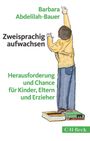 Text: Barbara Abdelilah-Bauer, Zweisprachig aufwachsen, Herausforderung und Chance für Kinder, Eltern und Erzieher. C.H.Beck.

Illustration eines Kindes, das auf Büchern stehend seine Hand hebt.